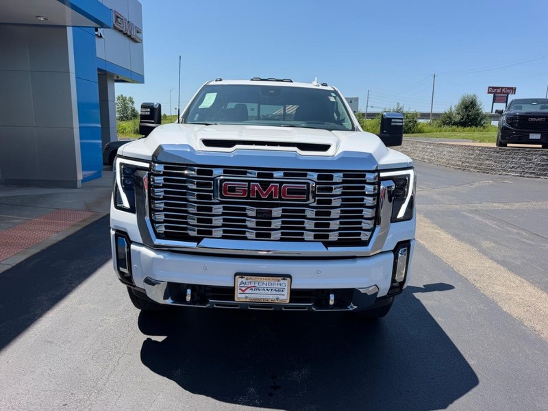 GMC Sierra 2500HD Vehicle Full-screen Gallery Image 03