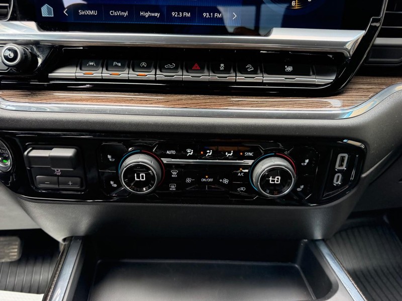 Chevrolet Silverado 1500 Vehicle Full-screen Gallery Image 15