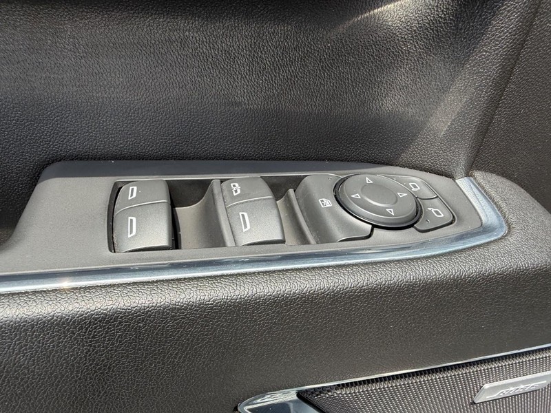 Chevrolet Silverado 1500 Vehicle Full-screen Gallery Image 18