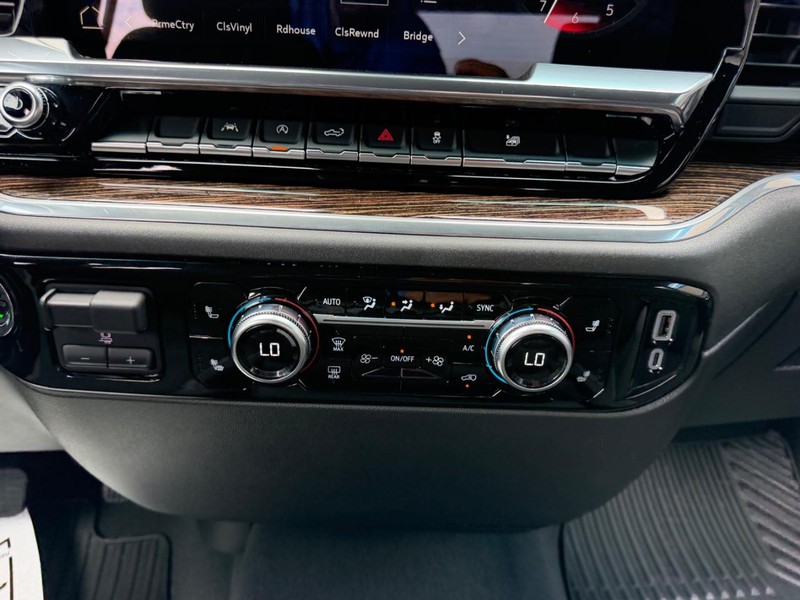 GMC Sierra 1500 Vehicle Full-screen Gallery Image 15
