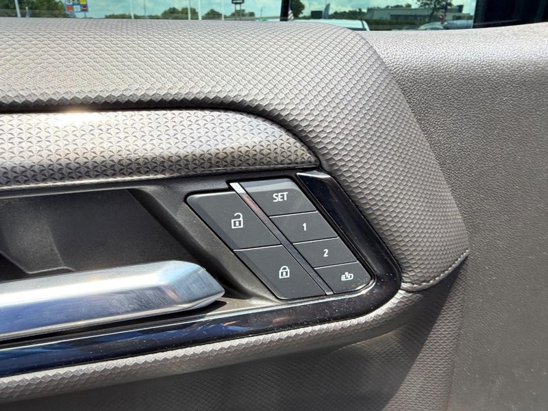 Chevrolet Silverado 1500 Vehicle Full-screen Gallery Image 19