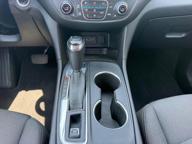 Chevrolet Equinox Vehicle Full-screen Gallery Image 17