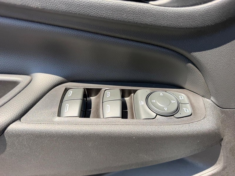 Chevrolet Equinox Vehicle Full-screen Gallery Image 19