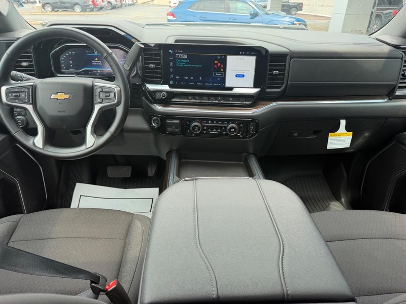 Chevrolet Silverado 2500HD Vehicle Full-screen Gallery Image 11