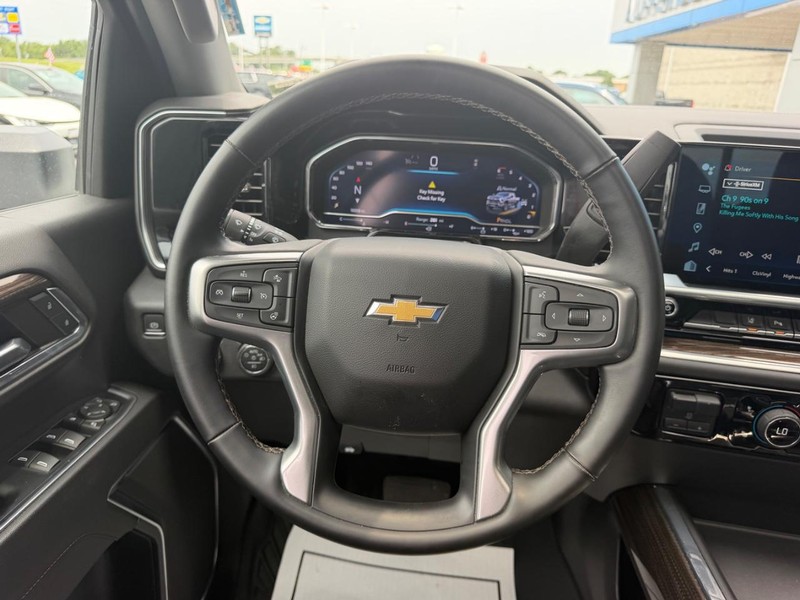 Chevrolet Silverado 2500HD Vehicle Full-screen Gallery Image 12