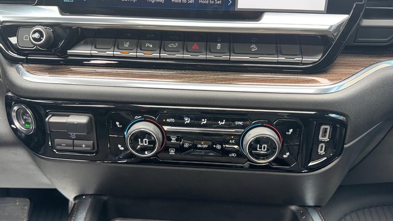 Chevrolet Silverado 2500HD Vehicle Full-screen Gallery Image 16