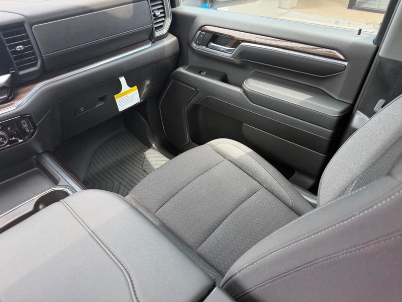 Chevrolet Silverado 2500HD Vehicle Full-screen Gallery Image 17