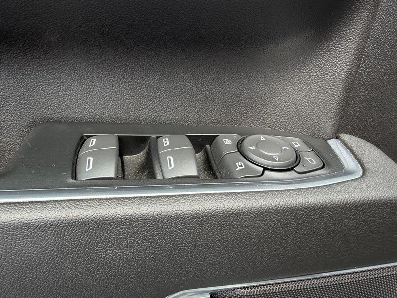 Chevrolet Silverado 2500HD Vehicle Full-screen Gallery Image 18