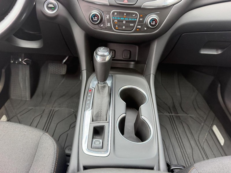 Chevrolet Equinox Vehicle Full-screen Gallery Image 17