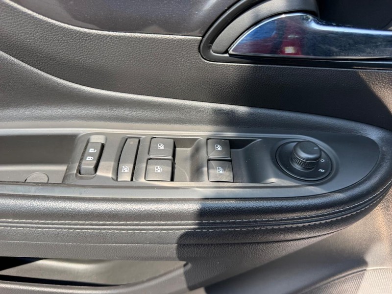 Buick Encore Vehicle Full-screen Gallery Image 18