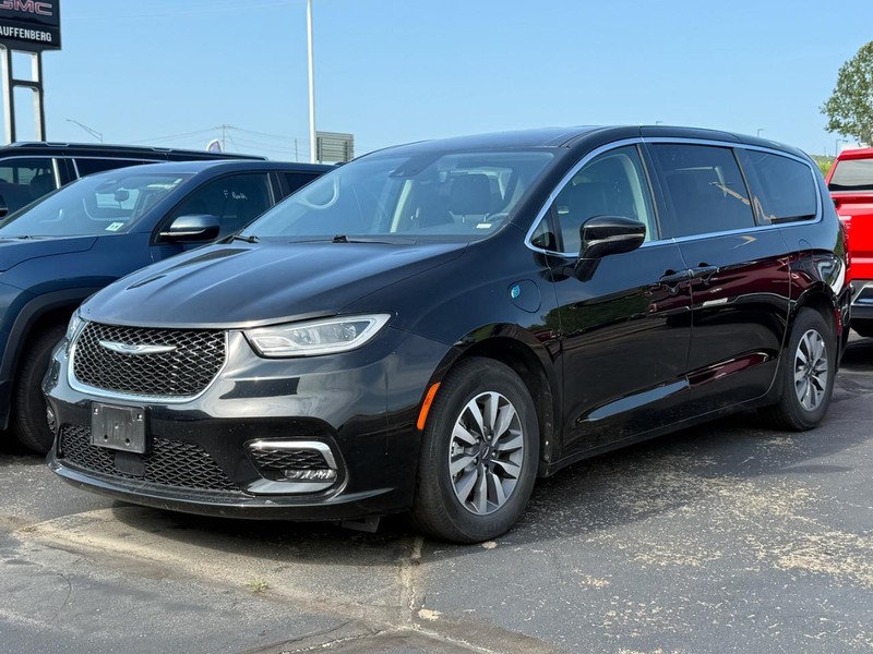 Chrysler Pacifica Vehicle Full-screen Gallery Image 02