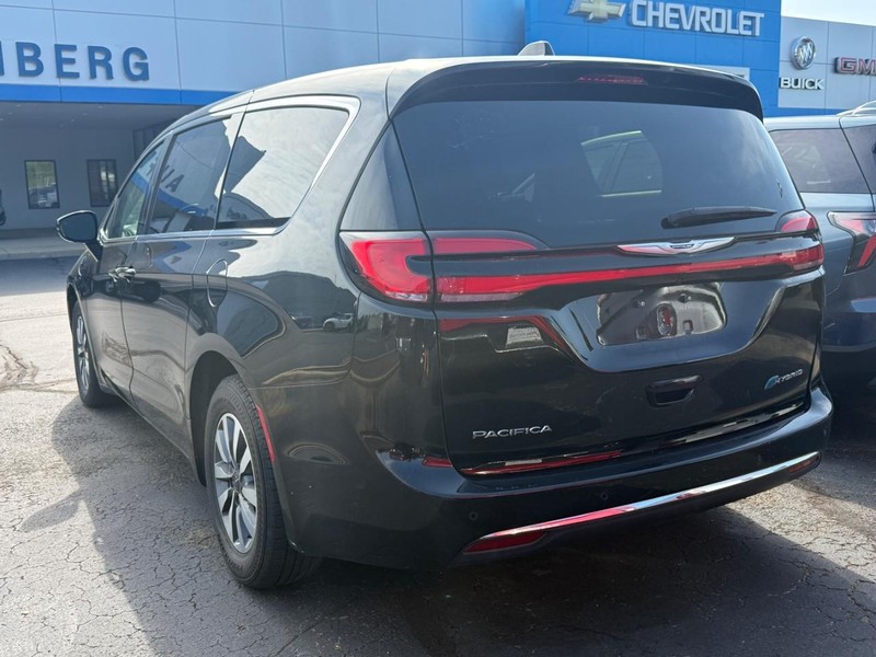 Chrysler Pacifica Vehicle Full-screen Gallery Image 03