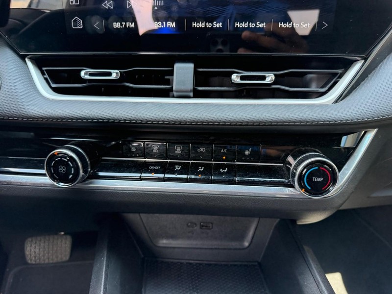 Chevrolet Equinox Vehicle Full-screen Gallery Image 16