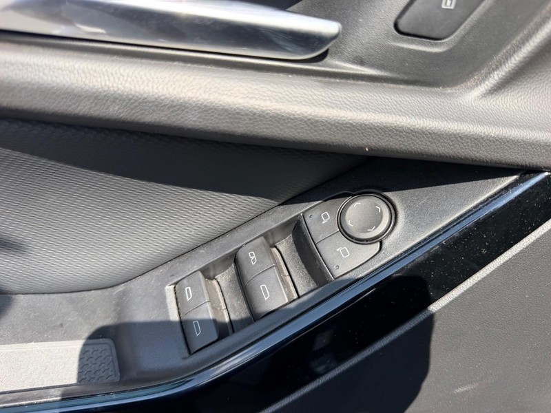 Chevrolet Equinox Vehicle Full-screen Gallery Image 18