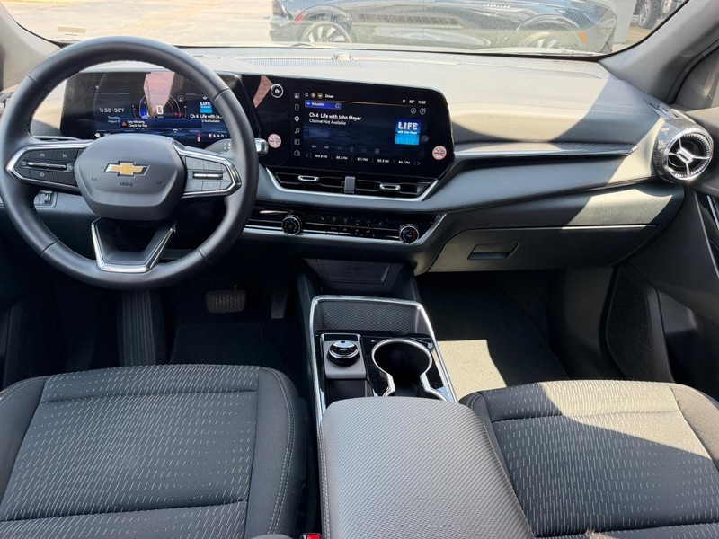 Chevrolet Equinox Vehicle Full-screen Gallery Image 10