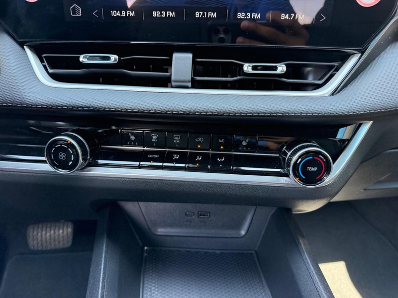 Chevrolet Equinox Vehicle Full-screen Gallery Image 16