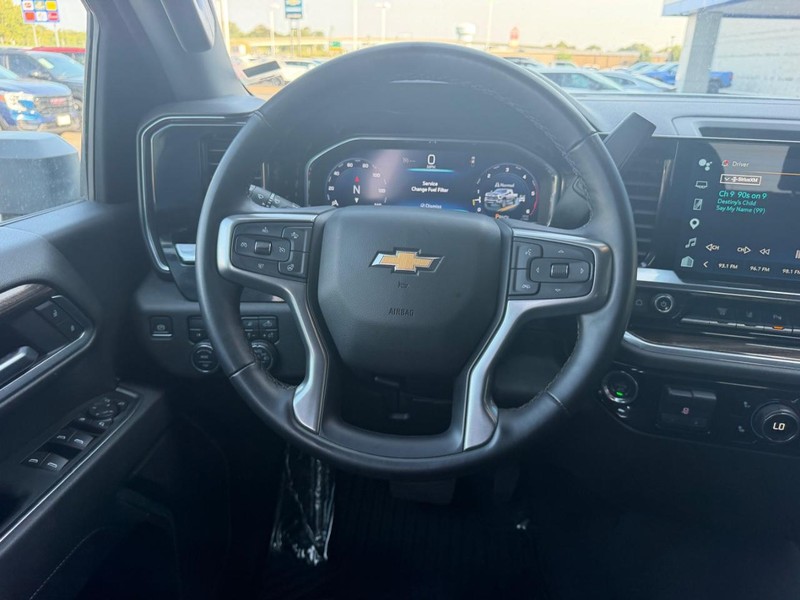 Chevrolet Silverado 2500HD Vehicle Full-screen Gallery Image 11