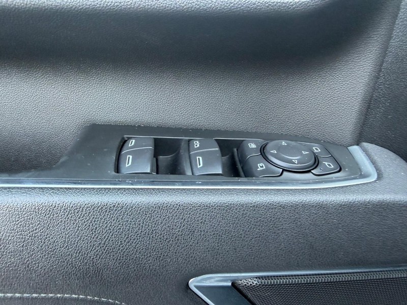 Chevrolet Silverado 2500HD Vehicle Full-screen Gallery Image 17
