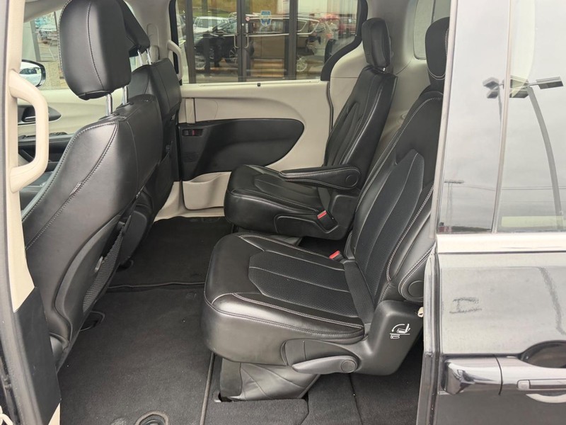 Chrysler Pacifica Vehicle Full-screen Gallery Image 11