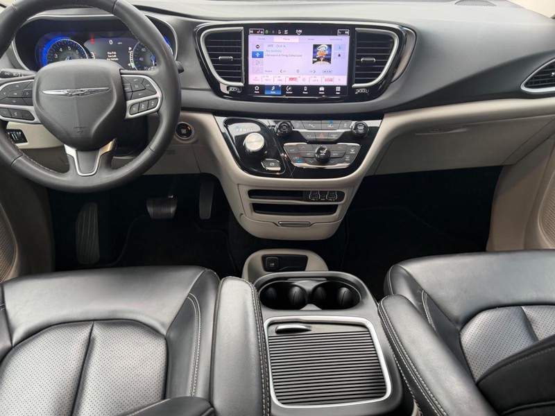 Chrysler Pacifica Vehicle Full-screen Gallery Image 13