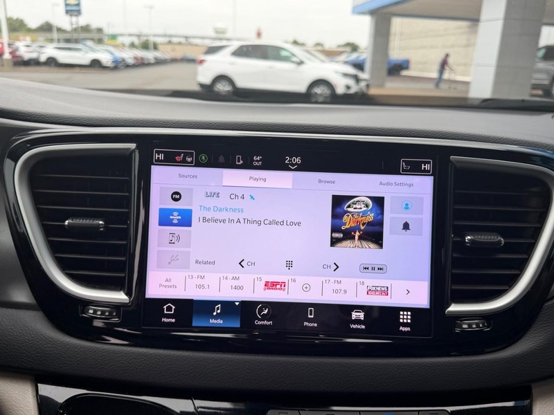 Chrysler Pacifica Vehicle Full-screen Gallery Image 17