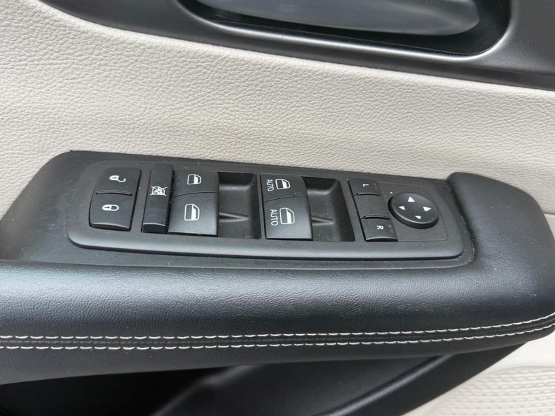 Chrysler Pacifica Vehicle Full-screen Gallery Image 21