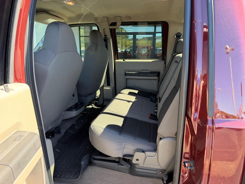 Ford Super Duty F-250 SRW Vehicle Full-screen Gallery Image 09