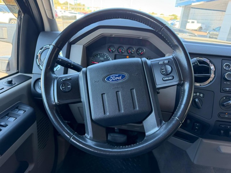 Ford Super Duty F-250 SRW Vehicle Full-screen Gallery Image 11