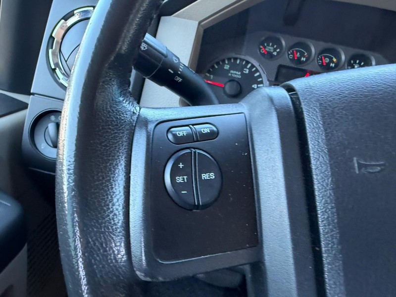 Ford Super Duty F-250 SRW Vehicle Full-screen Gallery Image 12