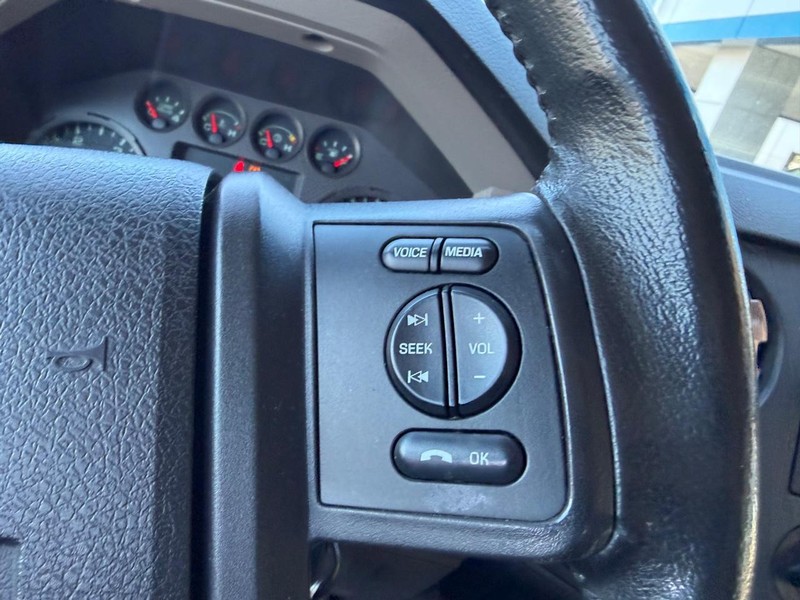Ford Super Duty F-250 SRW Vehicle Full-screen Gallery Image 13