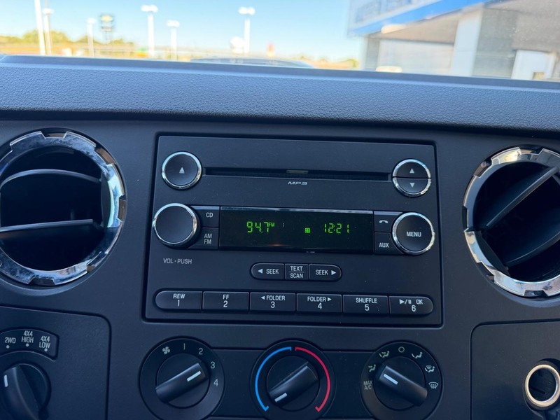 Ford Super Duty F-250 SRW Vehicle Full-screen Gallery Image 14