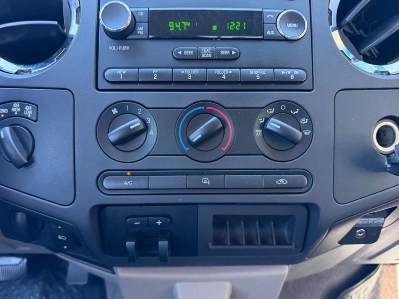 Ford Super Duty F-250 SRW Vehicle Full-screen Gallery Image 15