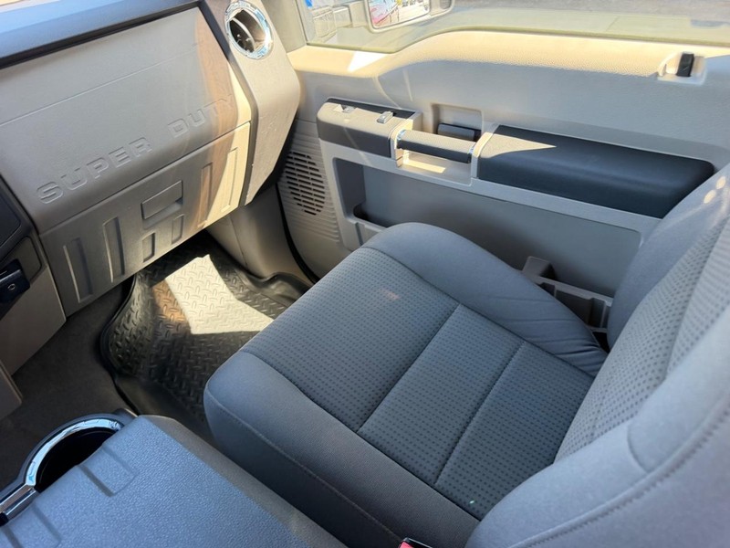 Ford Super Duty F-250 SRW Vehicle Full-screen Gallery Image 16