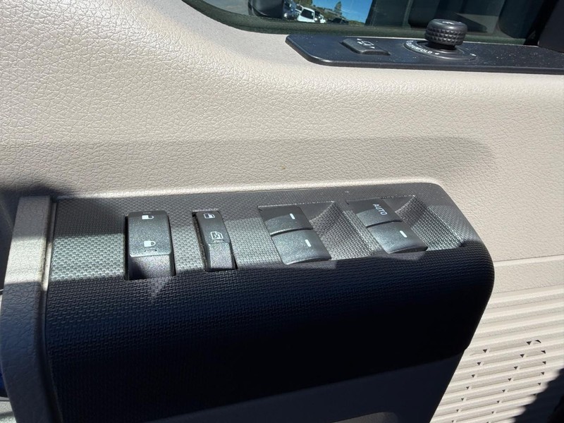 Ford Super Duty F-250 SRW Vehicle Full-screen Gallery Image 17