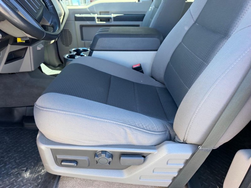 Ford Super Duty F-250 SRW Vehicle Full-screen Gallery Image 18