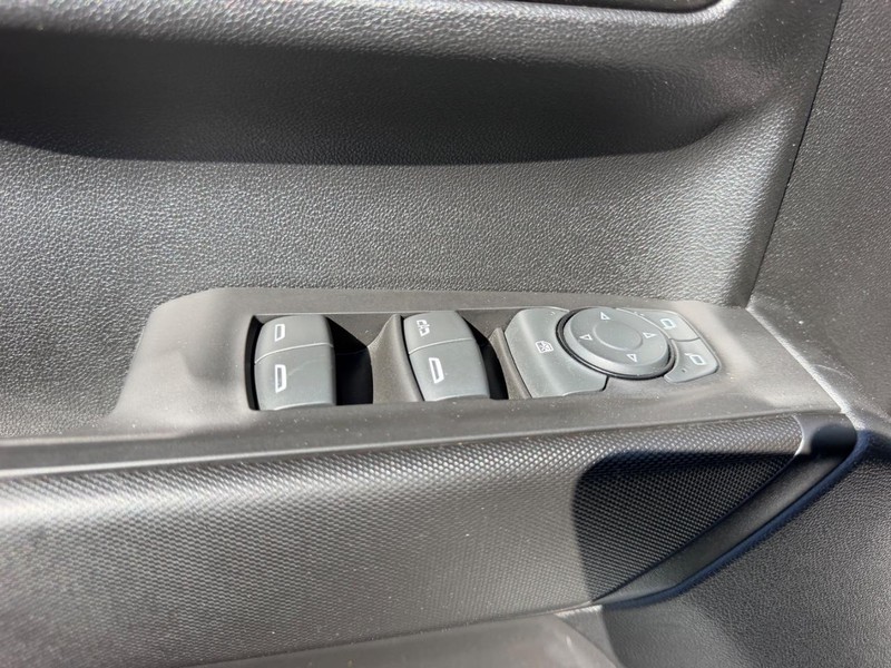 Chevrolet Silverado 1500 Vehicle Full-screen Gallery Image 16