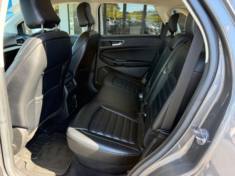 Ford Edge Vehicle Full-screen Gallery Image 09