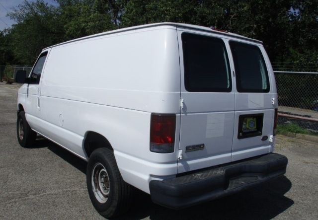 Ford Econoline Cargo Van Vehicle Image 03