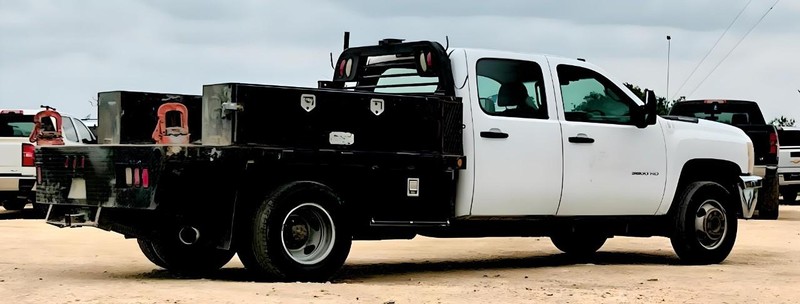Chevrolet Silverado 3500HD Vehicle Image 03
