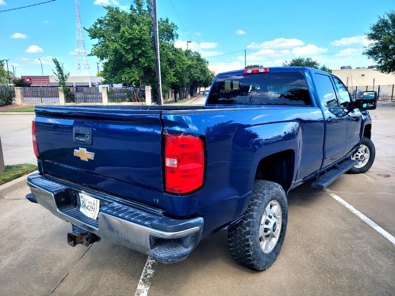 Chevrolet Silverado 2500HD Vehicle Full-screen Gallery Image 02