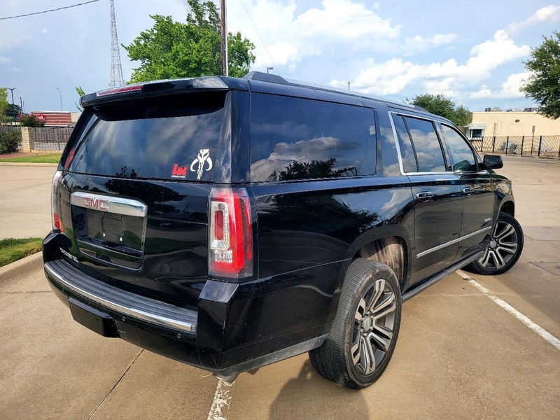 GMC Yukon XL Vehicle Full-screen Gallery Image 03