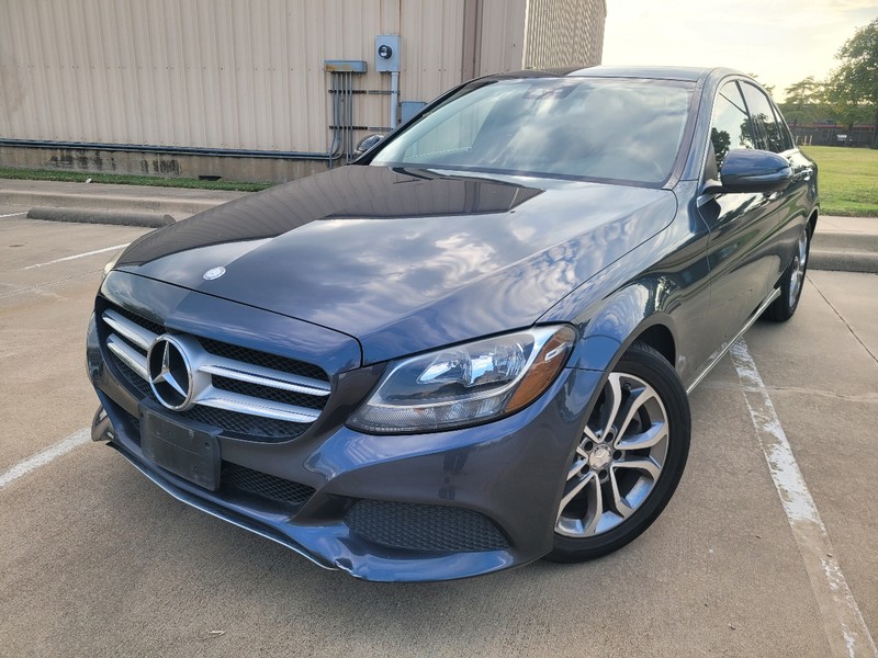 Mercedes-Benz C-Class Vehicle Full-screen Gallery Image 01