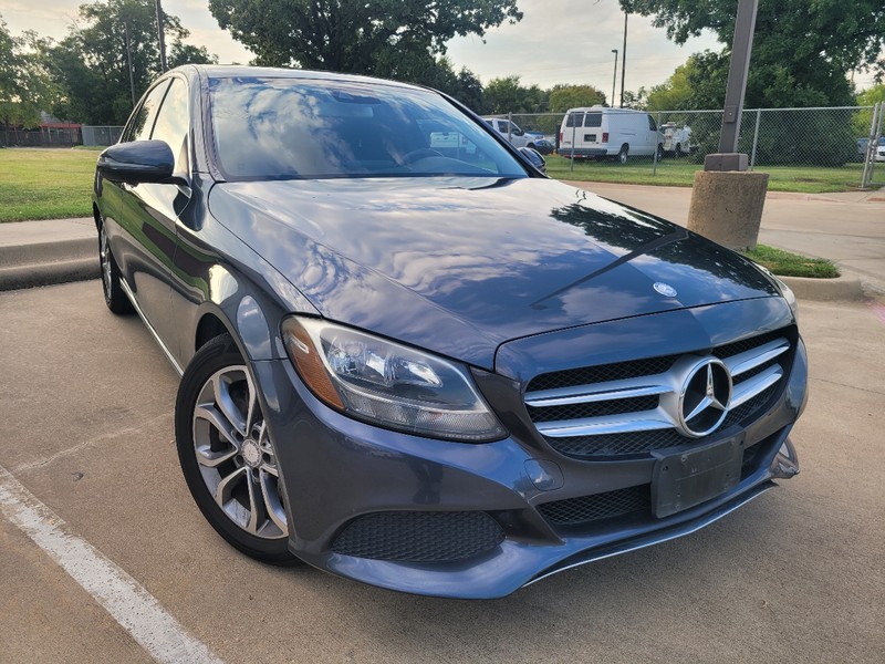 Mercedes-Benz C-Class Vehicle Full-screen Gallery Image 02