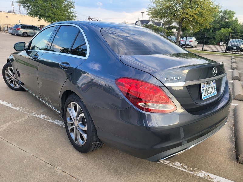 Mercedes-Benz C-Class Vehicle Full-screen Gallery Image 03