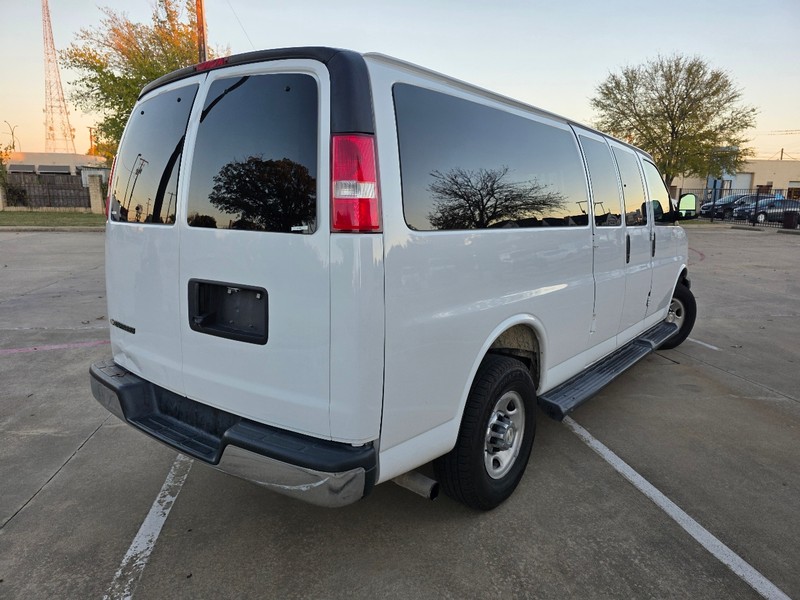 Chevrolet Express Passenger Vehicle Full-screen Gallery Image 02