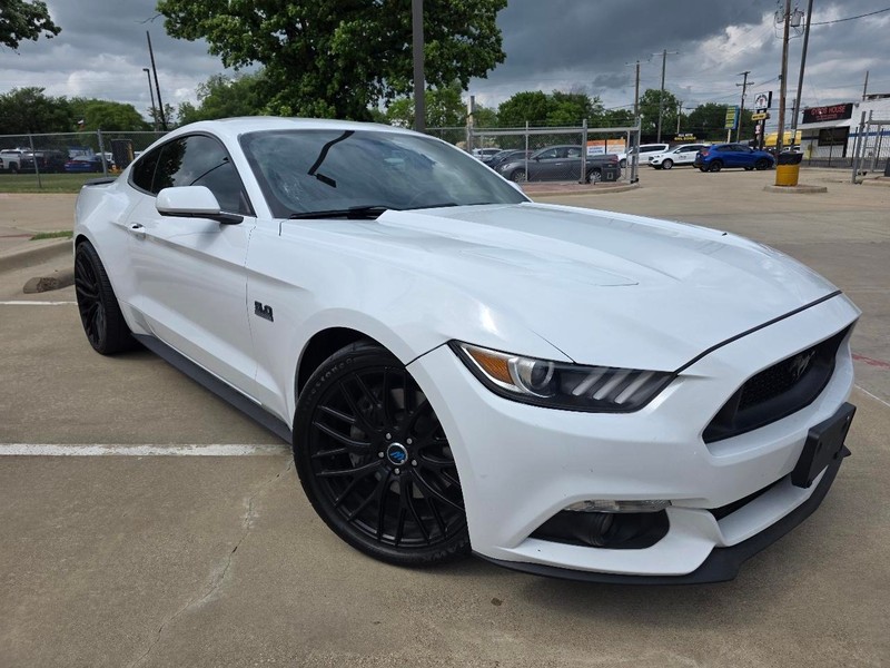 Ford Mustang Vehicle Full-screen Gallery Image 02
