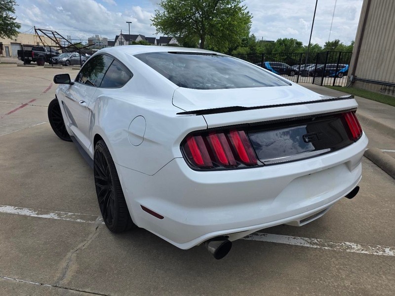 Ford Mustang Vehicle Full-screen Gallery Image 03