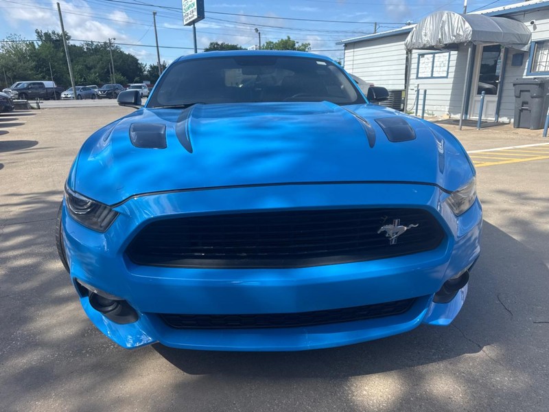 Ford Mustang Vehicle Full-screen Gallery Image 02