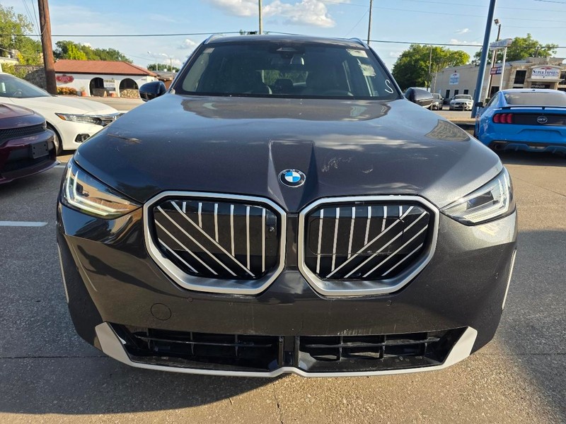 BMW X3 Vehicle Full-screen Gallery Image 03