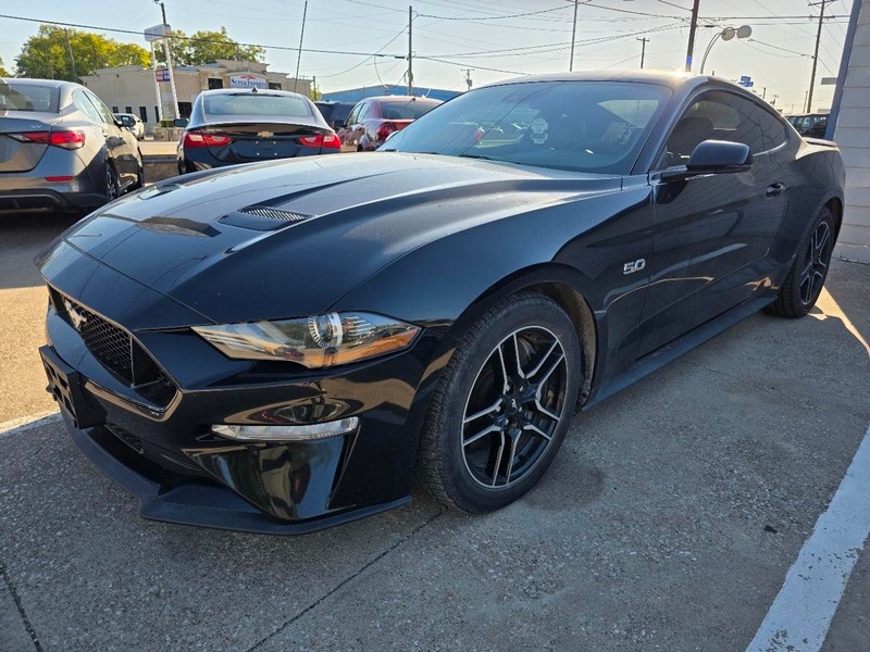 Ford Mustang Vehicle Full-screen Gallery Image 01